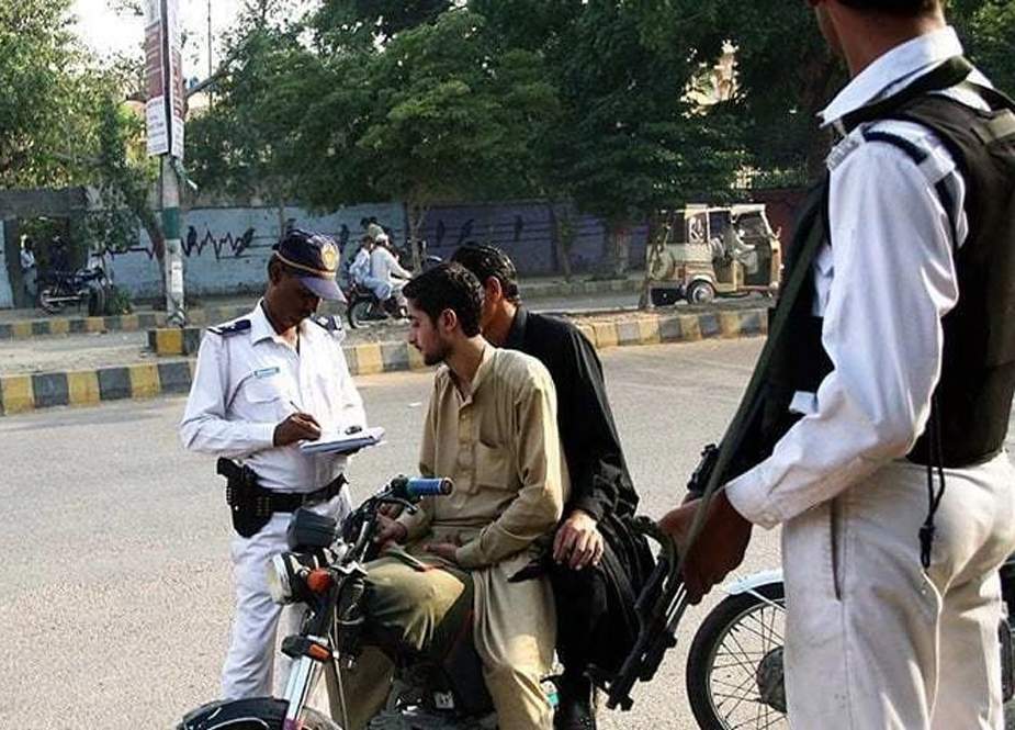 کراچی ٹریفک پولیس کی پھرتیاں، ون وے کی خلاف ورزی پر 2 ہزار 92 شہری گرفتار