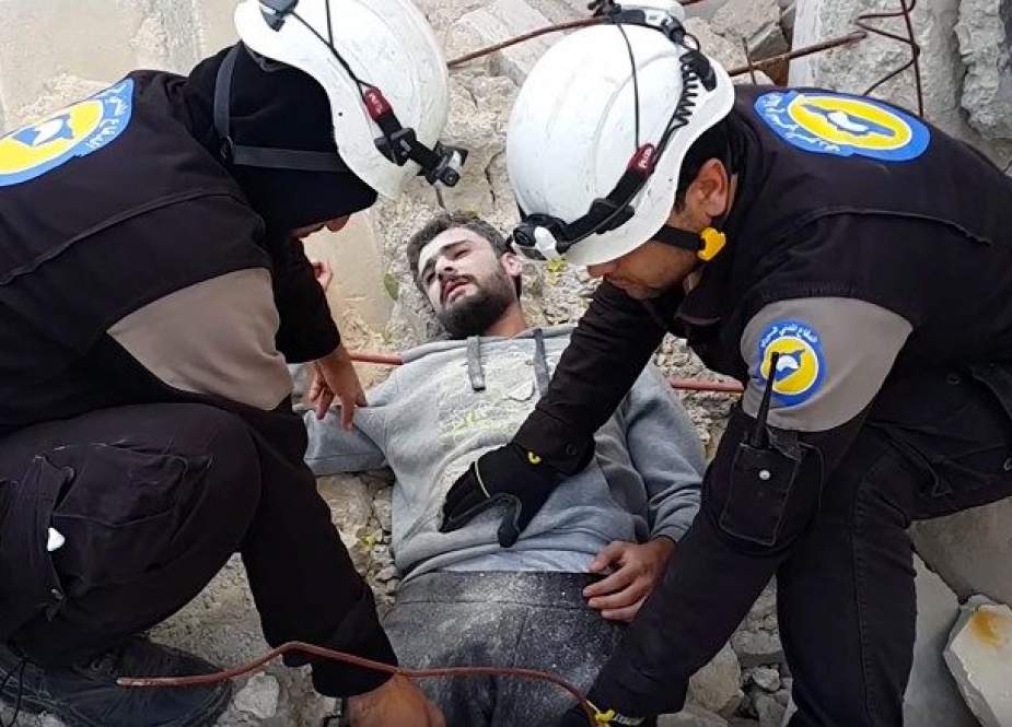 White Helmets workers allegedly aiding an injured citizen, fake.jpg