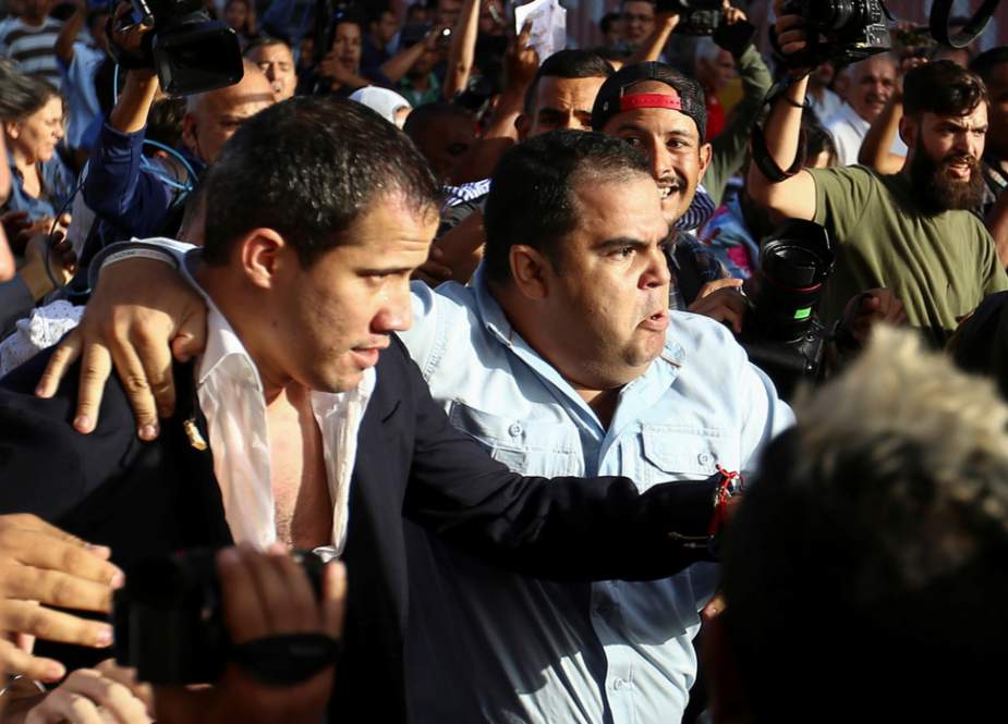 Protests and fights erupt as Guaido arrives at Venezuelan airport.jpg