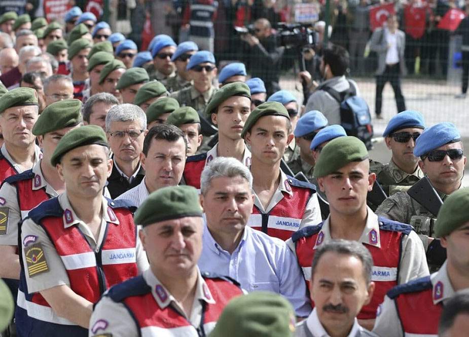 Türkiyəli yazardan iddia: Orduda 18 min FETÖ-çu var