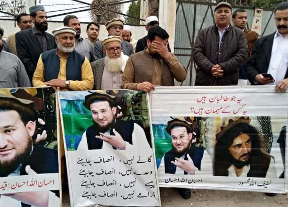 شہدائے اے پی ایس کے لواحقین کا احسان اللہ احسان کے فرار کی وضاحت کا مطالبہ