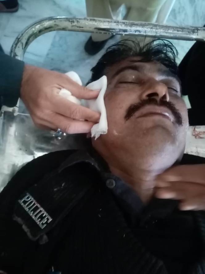 ڈی آئی خان، پولیو مہم کی سکیورٹی کیلئے جانیوالی پولیس موبائل پر بم دھماکہ