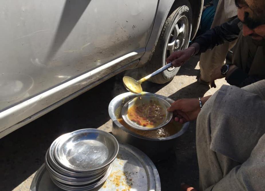 پاراچنار، نوجوانوں کیجانب سے غریب لوگوں کیلئے مفت کھانے کا اہتمام