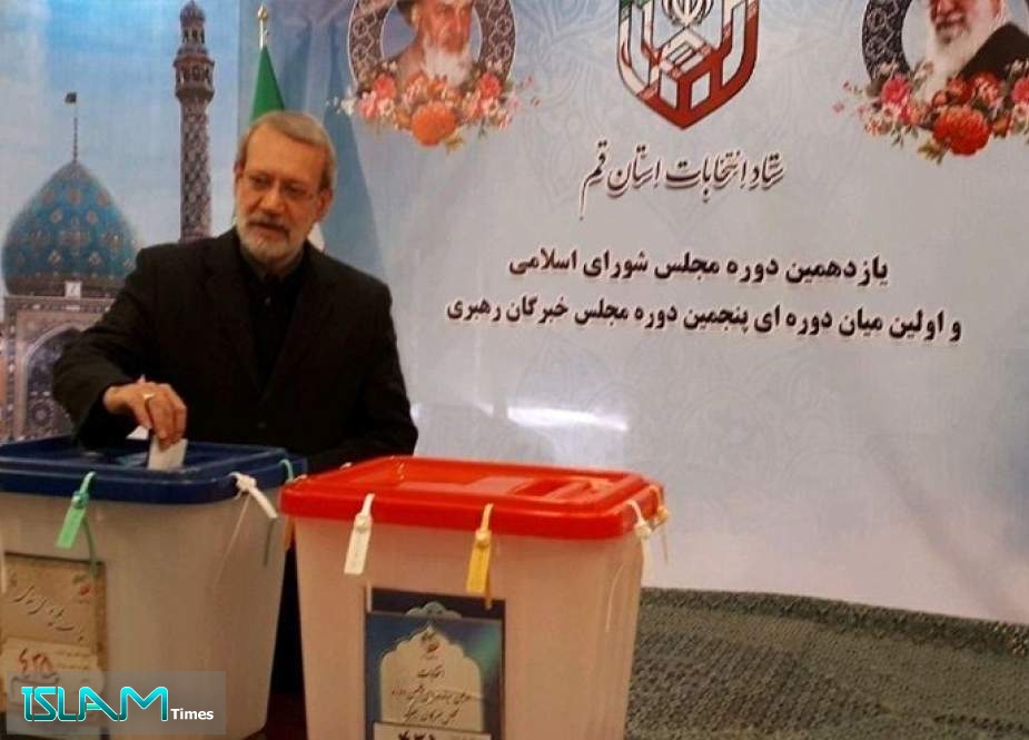 رئيس البرلمان الإيراني يدلي بصوته الانتخابي