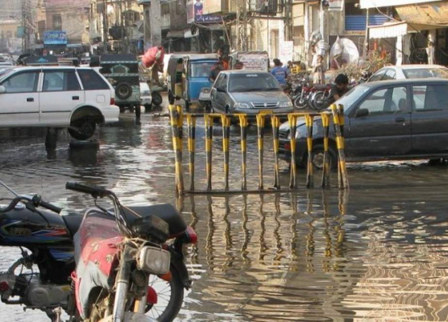 پشاور میں موسلادھار بارش سے سڑکیں زیرِآب