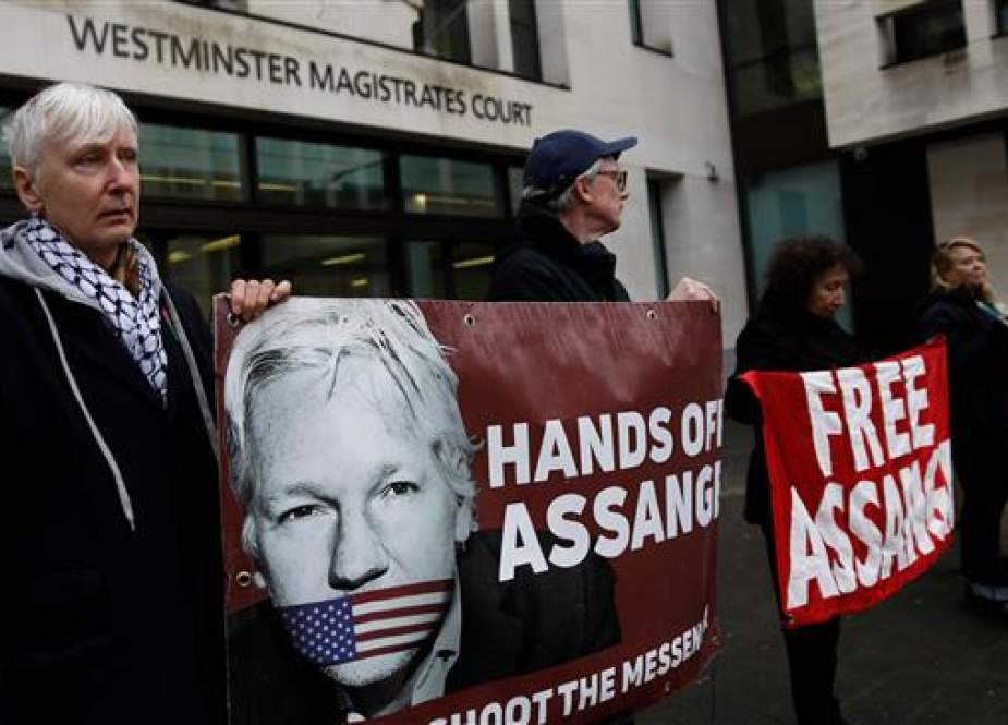 Protesters hold banners in support of Wikileaks founder Julian Assange.jpg