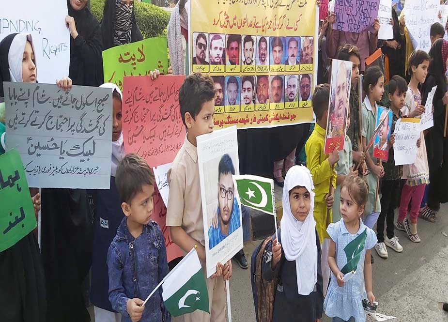 کراچی میں تین تلوار چوک پر لاپتہ شیعہ افراد کے اہلخانہ کا احتجاج