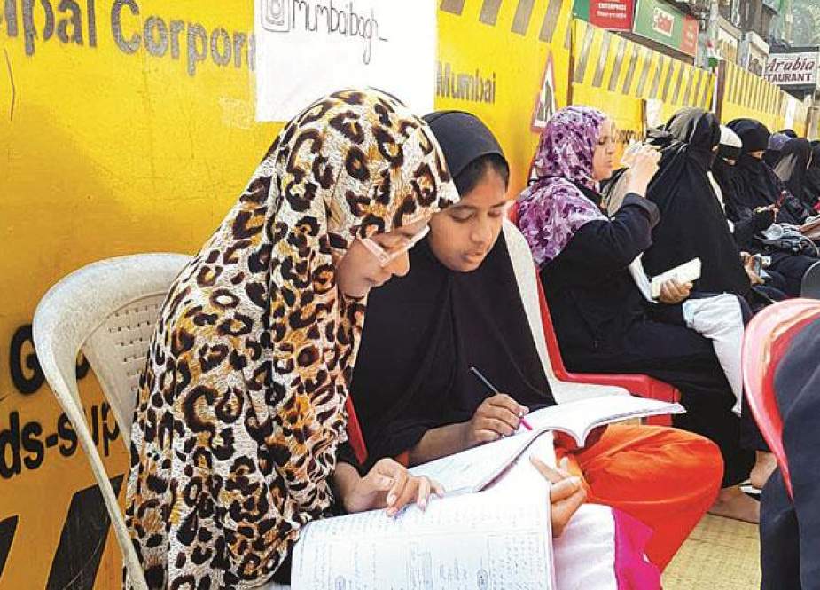 شہریت ترمیمی قانون کیخلاف احتجاج کیساتھ کئی طالبات امتحان کی تیاریوں میں مصروف