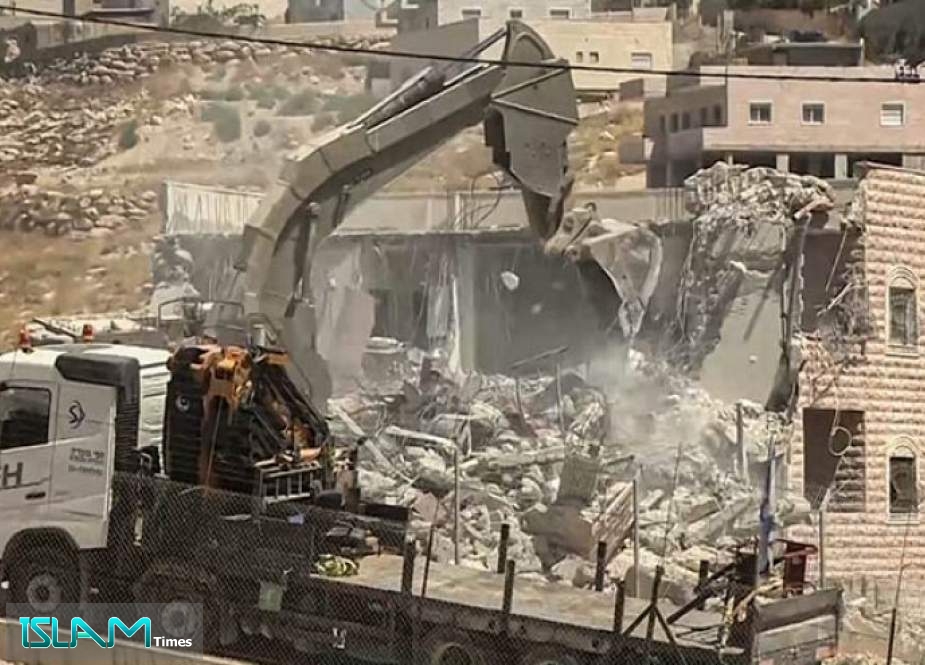 Israeli Occupation Forces a Jerusalemite Family to Demolish Their House