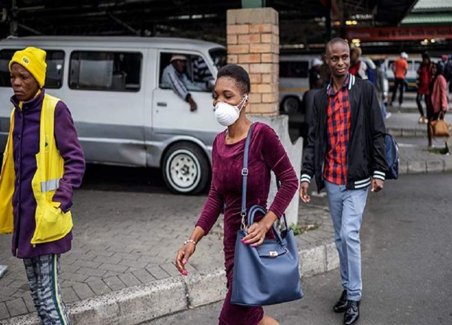 Warga mengenakan masker dalam mengantisipasi penyebaran covid-19 di Johannesburg, Afrika Selatan. (Foto: Michele Spatari/AFP?medcom)