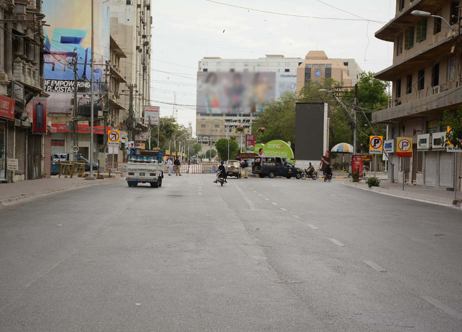 کراچی میں لاک ڈاؤن کے دوسرے روز کی تصویری جھلکیاں