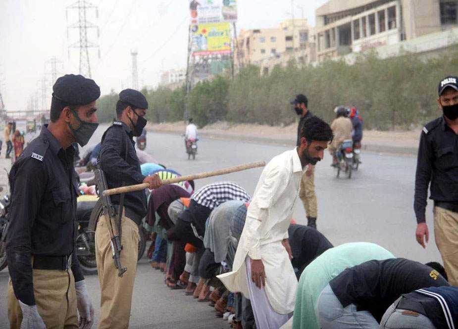 کورونا وائرس کا پھیلاؤ، کراچی پولیس نے گرفتار شہریوں کی زندگی داؤ پر لگا دی