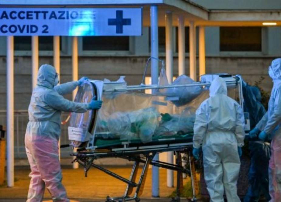 Pekerja medis membawa pasien di bawah perawatan intensif ke rumah sakit sementara Columbus Covid 2, yang baru dibangun untuk melawan epidemi COVID-19, di Roma, Italia, pada 16 Maret 2020 lalu.