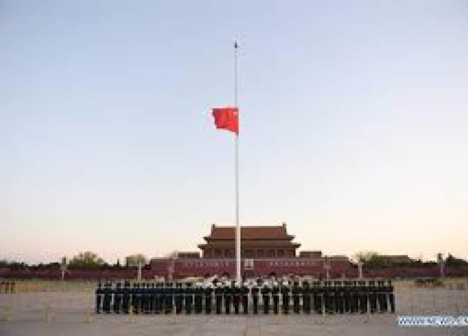 پورے چین اور بیرون ملک چینی سفارت خانوں اور قونصل خانوں پر جھنڈے سرنگوں کر دیئے گئے
