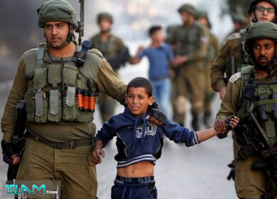 الاحتلال يواصل اعتقال 200 طفل عشية يومهم الفلسطيني