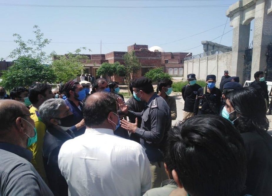 ڈی آئی خان، قرنطینہ سنٹر انچارج ڈاکٹر ماجد استرانہ کیخلاف زائرین کا احتجاج