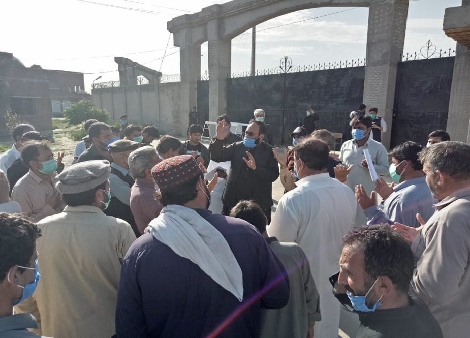 ڈی آئی خان، قرنطینہ سنٹر انچارج ڈاکٹر ماجد استرانہ کیخلاف زائرین کا احتجاج
