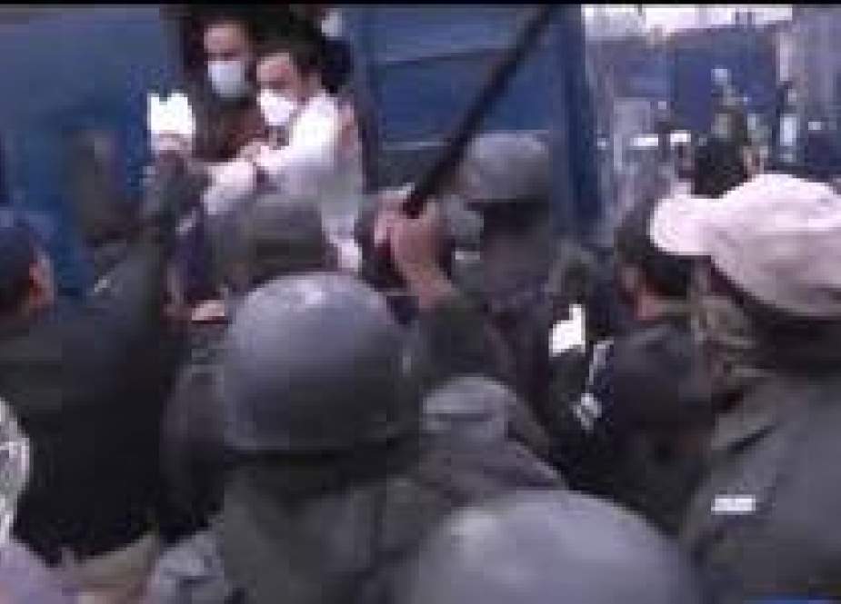 کوئٹہ، حفاظتی کٹس کا مطالبہ کرنیوالے ینگ ڈاکٹرز پہ پولیس کا لاٹھی چارج