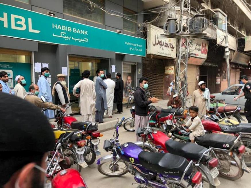 پشاور، لمبی قطاریں بنانے پر 5 بینک سیل