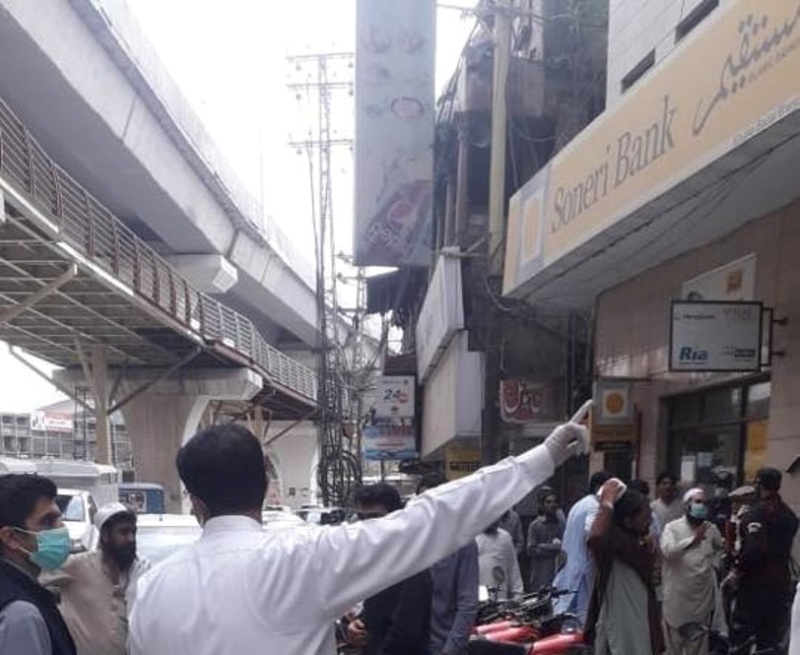 پشاور، لمبی قطاریں بنانے پر 5 بینک سیل