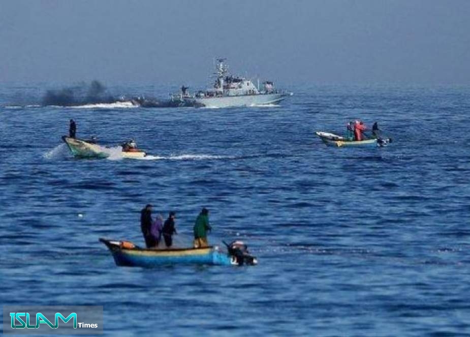 صباح اليوم.. الإحتلال يعتدي على صيادين فلسطينيين بغزة