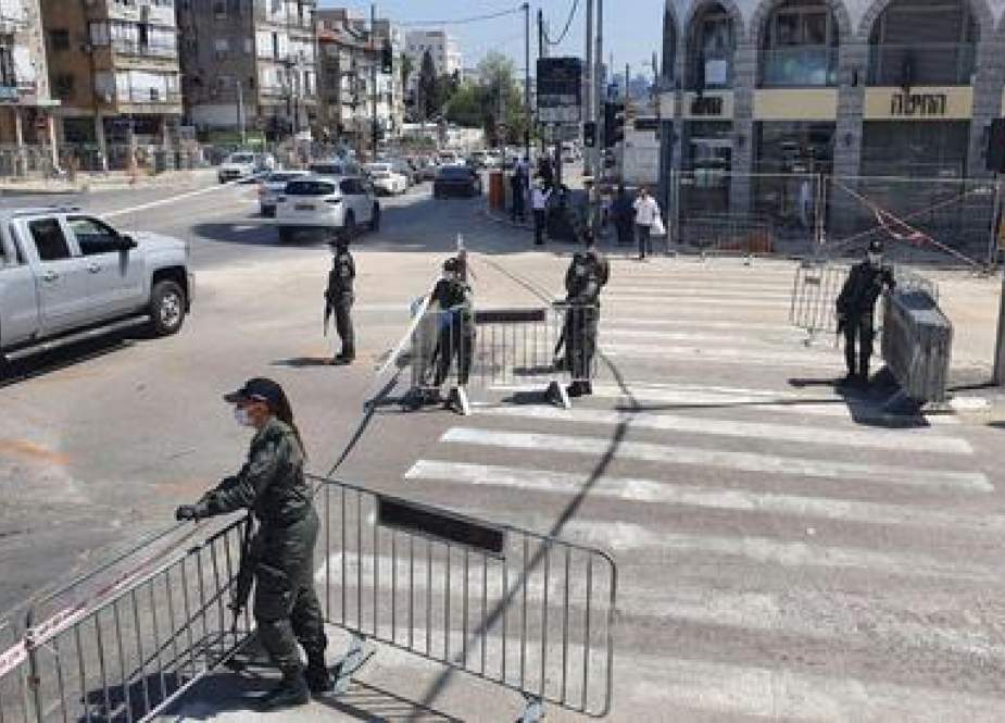 Israeli police erect barricades at the entrance to Bnei Brak.jpg