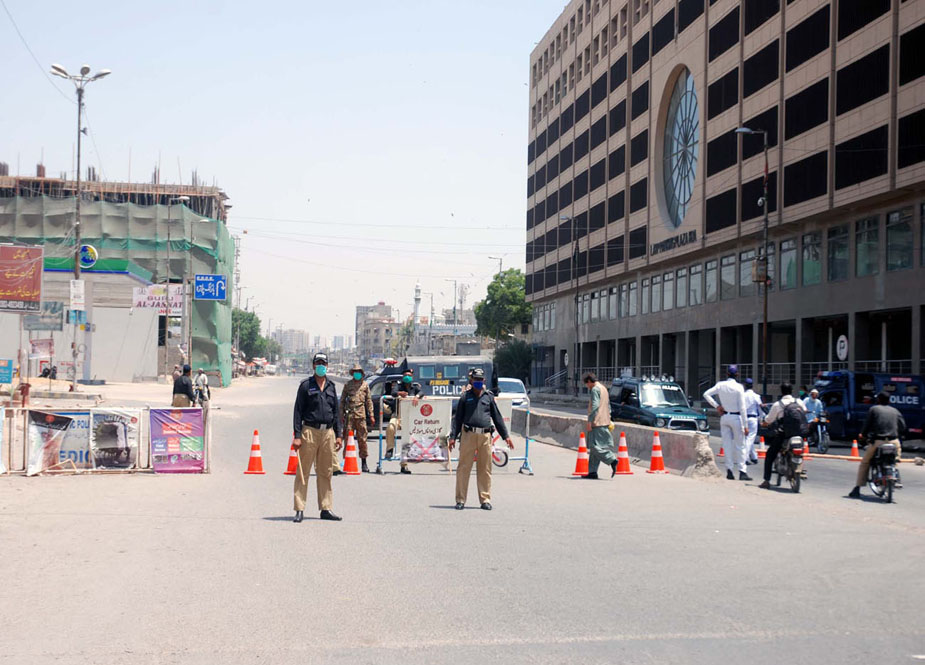 کراچی میں مسلسل دوسرے جمعہ کو بھی لاک ڈاؤن کے دوران پابندیوں پر سختی سے عمل درآمد کیا گیا