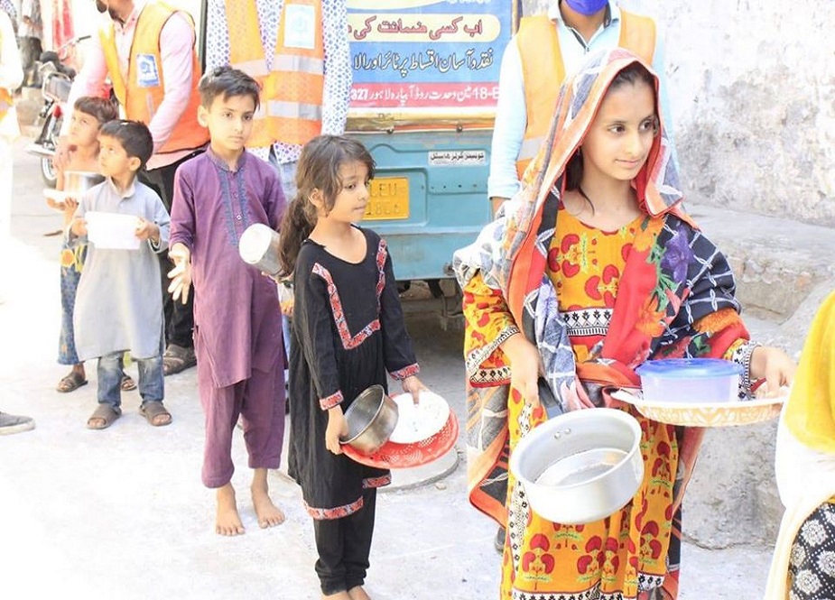 فیصل آباد، جماعت اسلامی کی جانب سے بچوں میں دودھ اور غریبوں میں کھانے کی تقسیم کی تصاویر