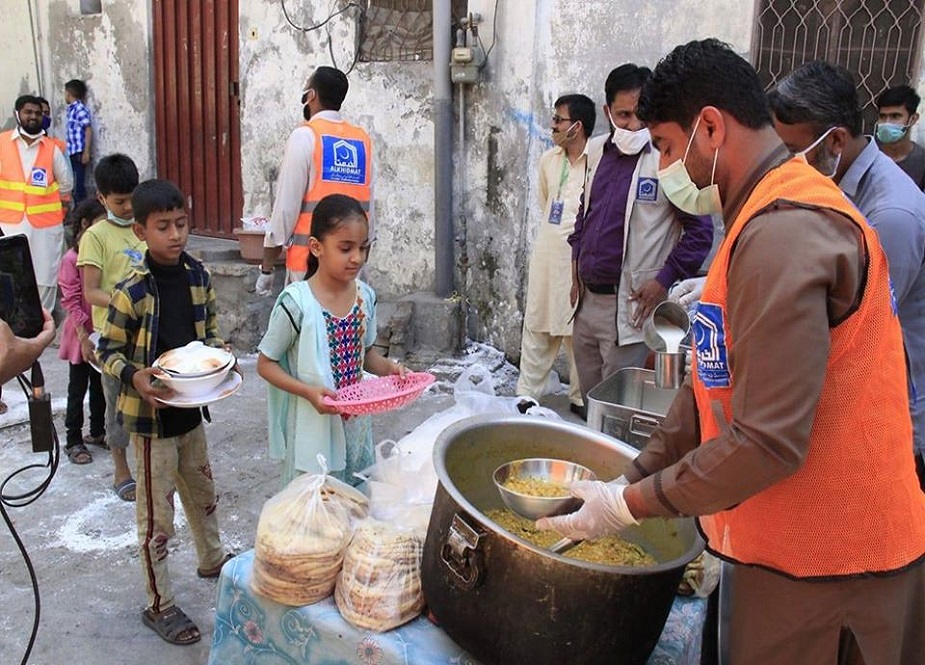 فیصل آباد، جماعت اسلامی کی جانب سے بچوں میں دودھ اور غریبوں میں کھانے کی تقسیم کی تصاویر