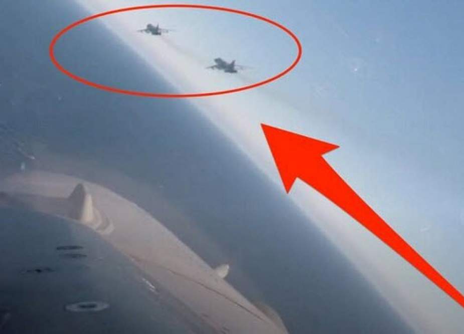 پرواز جنگنده های روس برفراز ناوشکن آمریکایی در دریای بالتیک