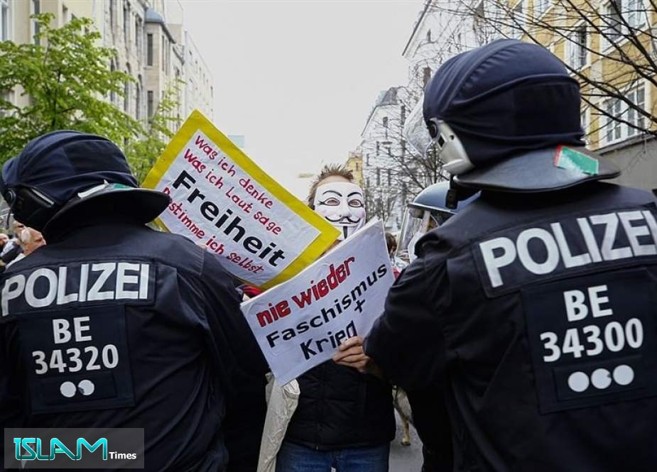 Police hurt in clashes outside far-right AfD convention in 