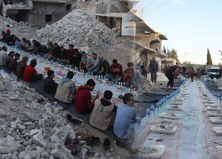 Suriyada dağılmış evlər arasında uzun iftar süfrəsi