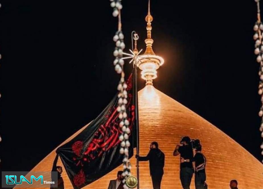 رفع ‘‘الراية السوداء‘‘ فوق قبة مرقد الإمام علي عليه السلام