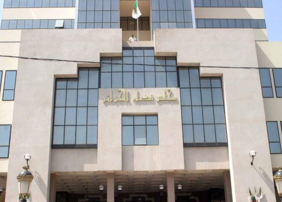 القضاء الجزائري يأمر بسجن 4 مسؤولين بتهم فساد
