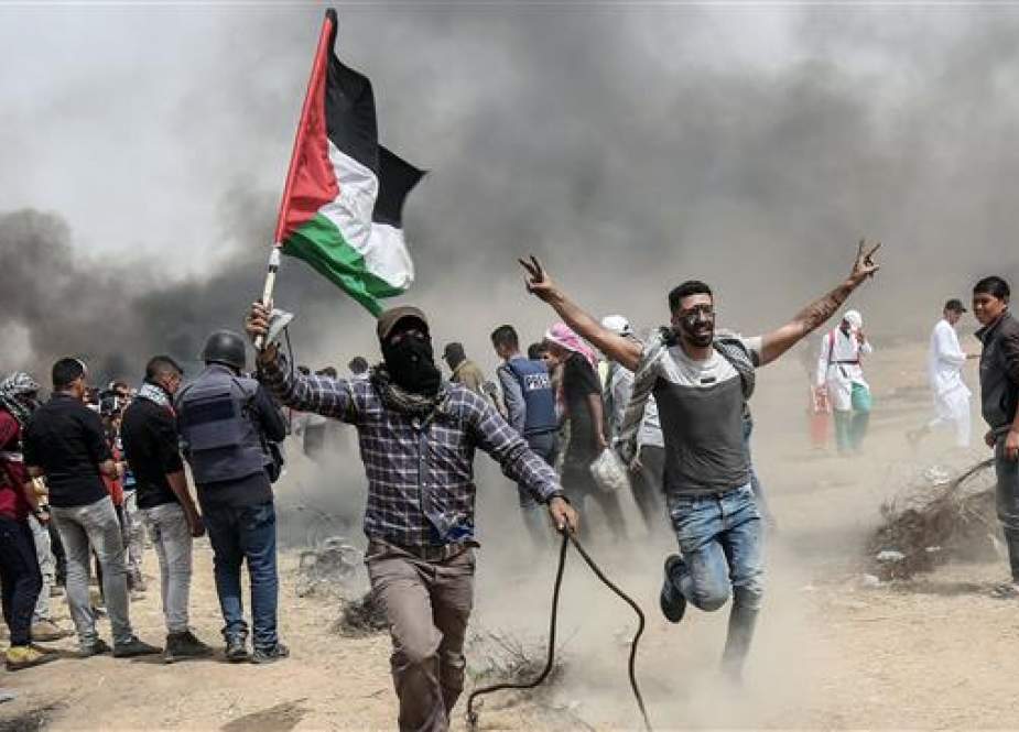 Palestinian protesters clash with Israeli forces.jpg