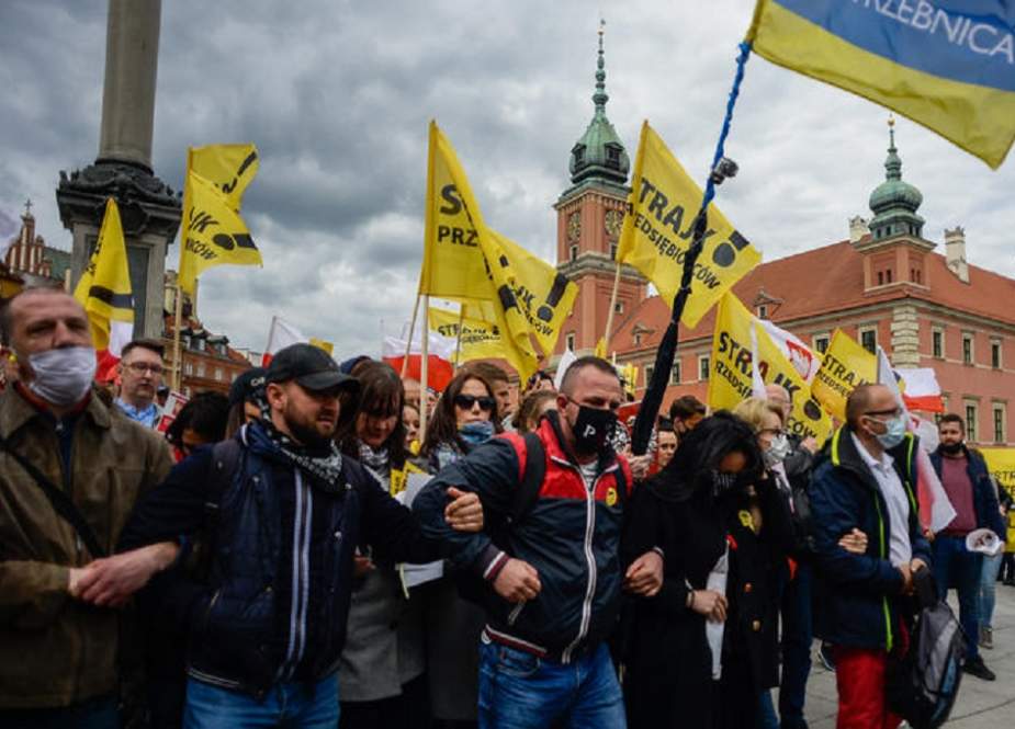 Demonstran memprotes kebijakan lockdown di Warsawa, Polandia. (Foto: AFP/Medcom)