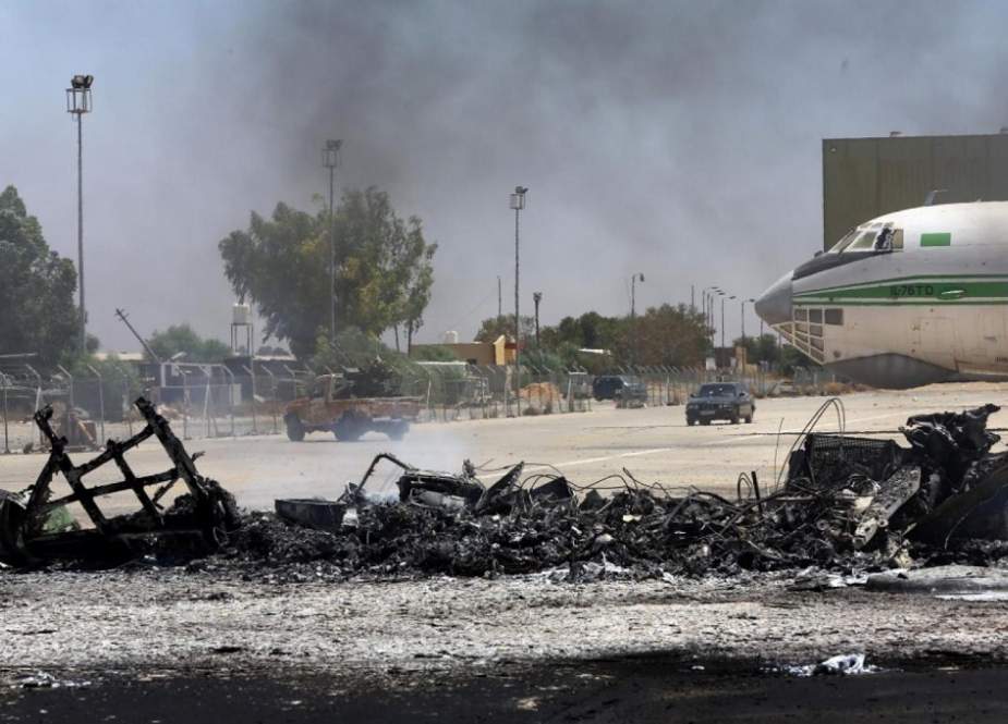 Asap hitam terlihat dari sebuah serangan di area Tripoli, Libya. (Foto: AFP/Medcom)