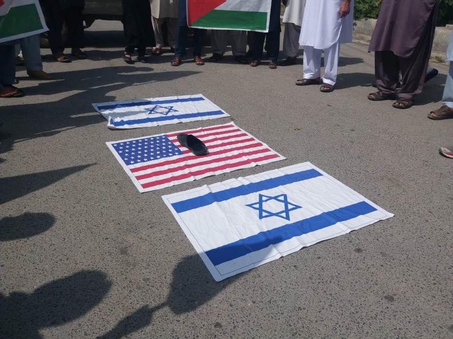 پشاور میں ایم ڈبلیو ایم کے زیر اہتمام القدس ریلی، امریکہ و اسرائیل کے پرچم نذرِ آتش