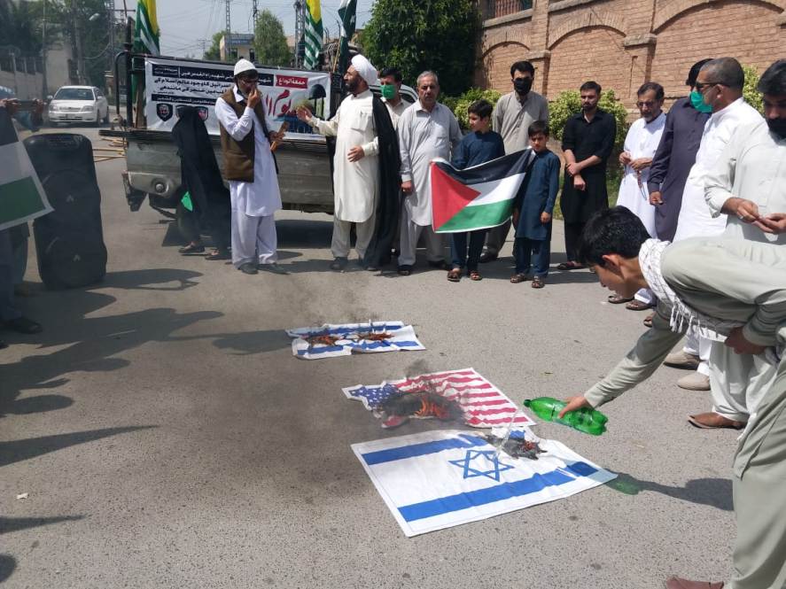 پشاور میں ایم ڈبلیو ایم کے زیر اہتمام القدس ریلی، امریکہ و اسرائیل کے پرچم نذرِ آتش