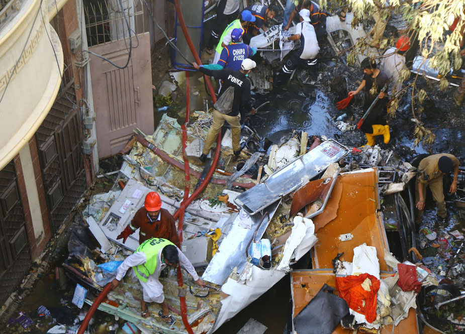 کراچی ایئرپورٹ کے قریب پی آئی اے کا طیارہ آبادی پر گر کر تباہ