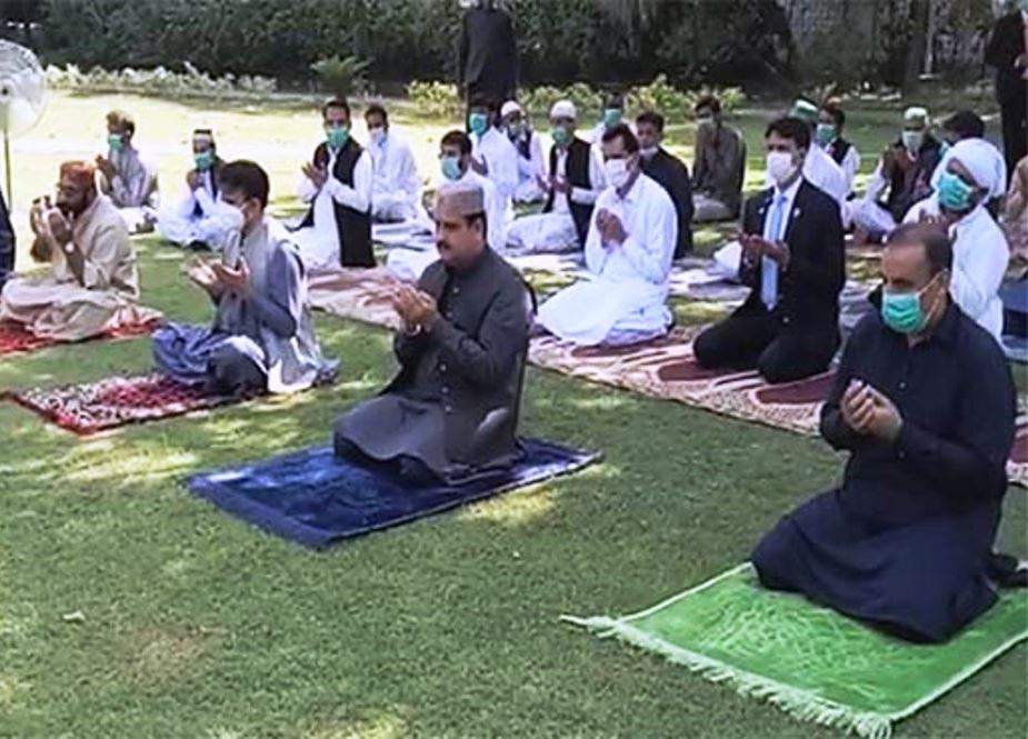 وزیراعلیٰ پنجاب نے ایوان وزیراعلیٰ نماز عید ادا کی، ملکی سلامتی کیلئے دعا