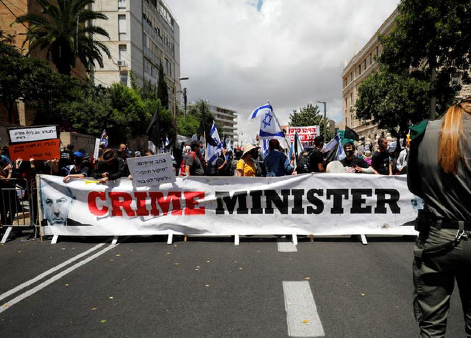 Protesters with Crime Minister banner and demonstrate against Israeli PM Benjamin Netanyahu.JPG
