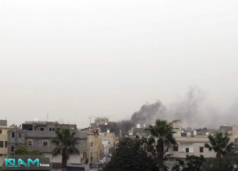 قوات حفتر تستعرض حطام طائرة تركية استعملت ضدها جنوب طرابلس