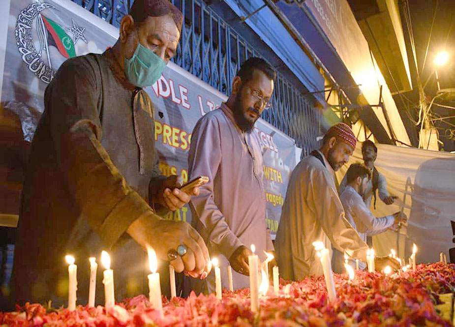 کراچی طیارہ حادثہ میں شہید ہونیوالے مسافروں اور شہدائے پاکستان کی یاد میں چراغاں