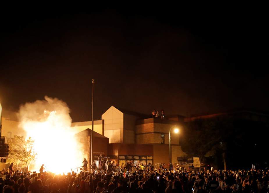 Protesters gather around after setting fire to the entrance of a police station in Minneapolis, Minnesota, US.JPG