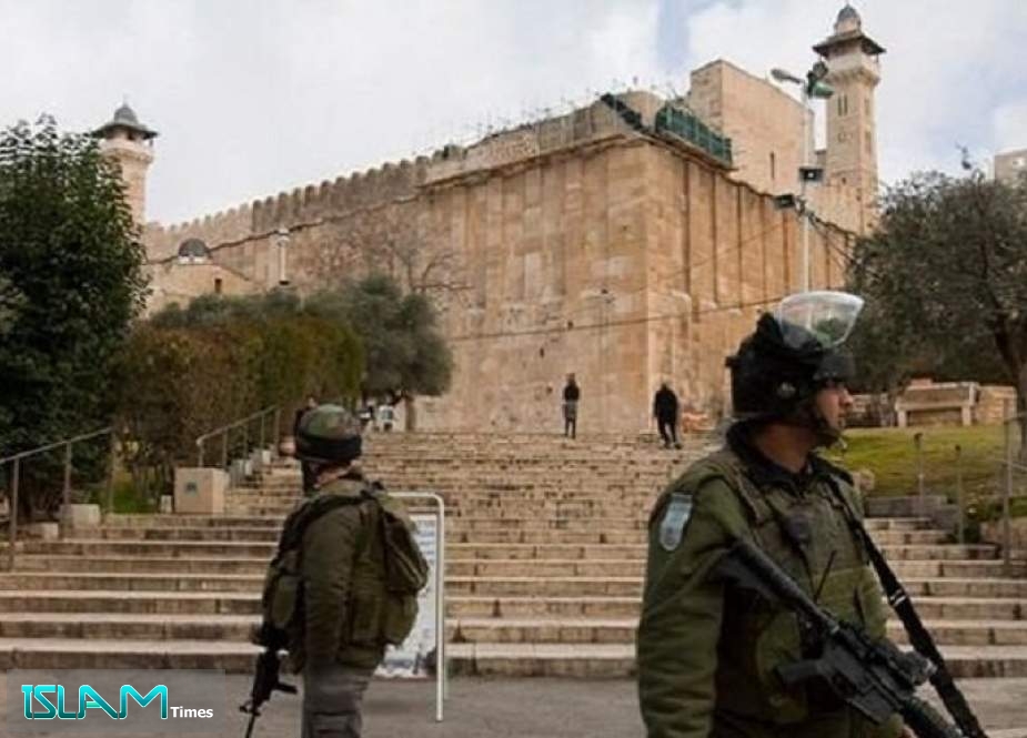 حماس: منع الصلاة بالحرم الإبراهيمي استمرار لانتهاكات الإحتلال