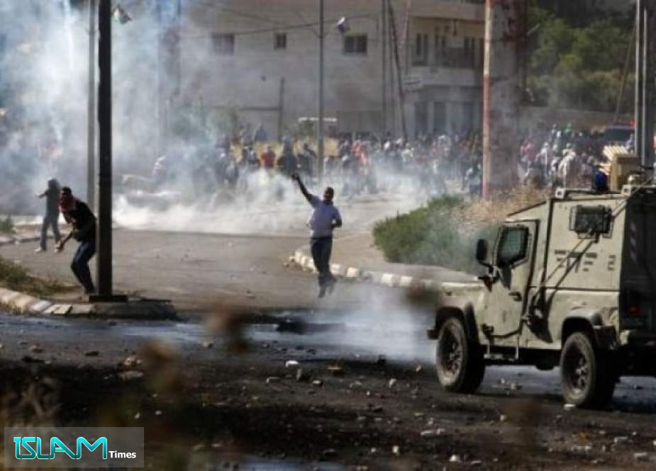 عشرات حالات الاختناق بقمع الاحتلال لمسيرة اسبوعية بالضفة