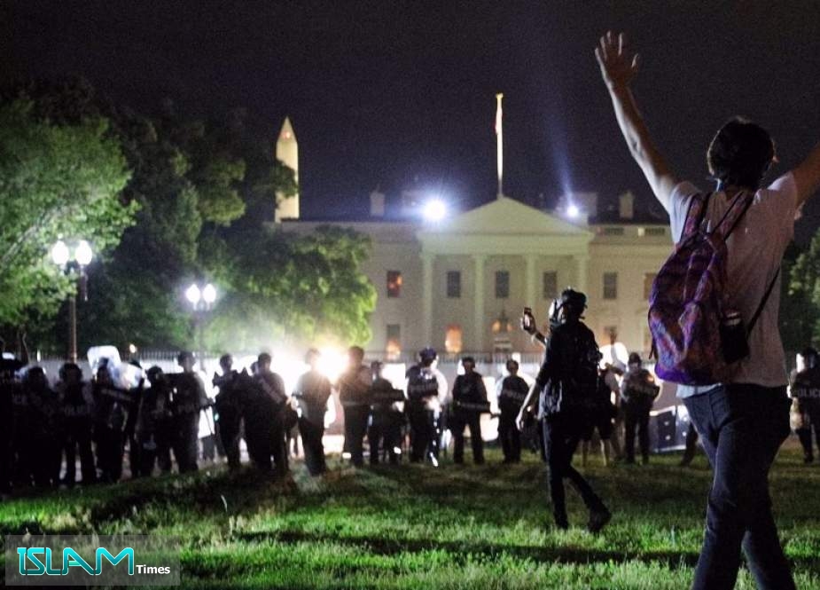 American Protesters Circle White House amid Civil Unrest in US