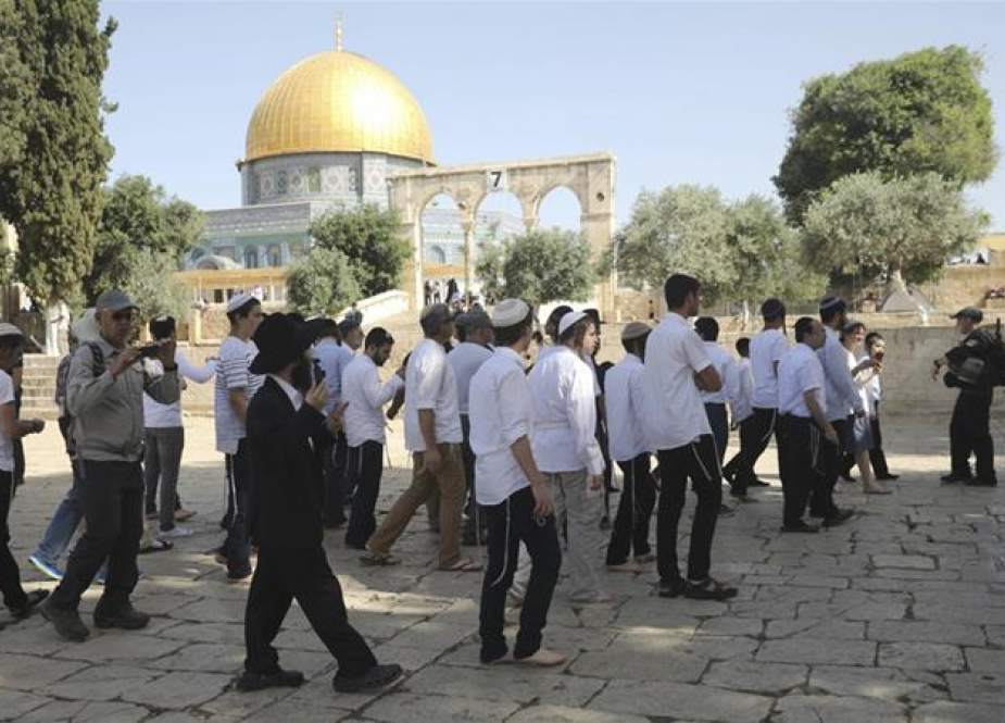 Israeli settlers and police are seen at the al-Aqsa Mosque compound in the occupied Old City of Jerusalem al-Quds.jpg