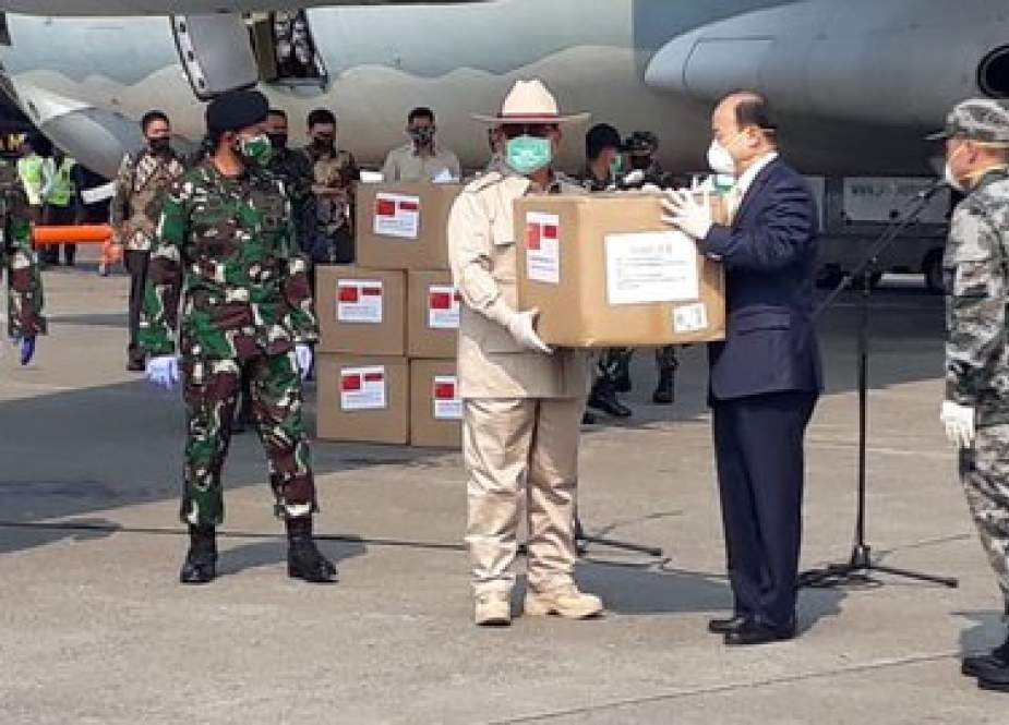 Menteri Pertahanan Prabowo Subianto saat menerima bantuan alat kesehatan dalam penanganan COVID-19.jpg